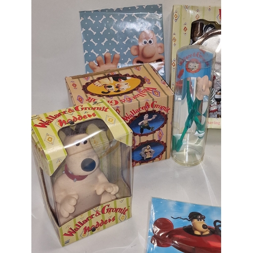 148 - Wallace & Gromit vintage collectables to include Shaving Mirror, Jigsaw Puzzle, Nodders and figurine... 