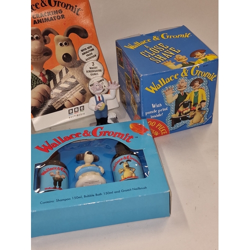 148 - Wallace & Gromit vintage collectables to include Shaving Mirror, Jigsaw Puzzle, Nodders and figurine... 