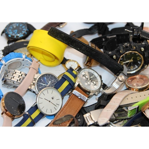 347 - Large collection of ladies and gents watches, quartz, digital and mechanical, modern and vintage. Go... 