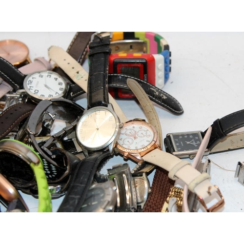 347 - Large collection of ladies and gents watches, quartz, digital and mechanical, modern and vintage. Go... 