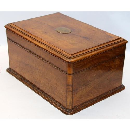 72 - Super quality antique walnut smokers box with fitted interior including lift out upper tray with mos... 