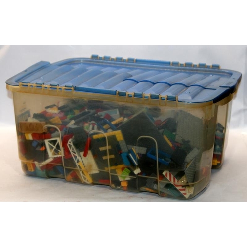 386 - A large tub of loose Lego including minifigs