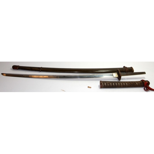 147 - WWII Japanese Army Officer's Shin Gunto sword housed in a metal scabbard with original olive green p... 