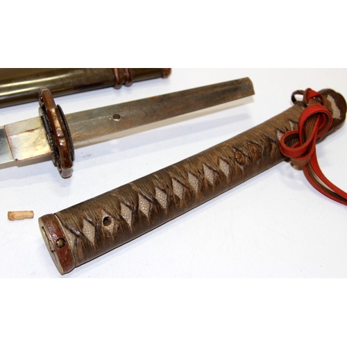 147 - WWII Japanese Army Officer's Shin Gunto sword housed in a metal scabbard with original olive green p... 