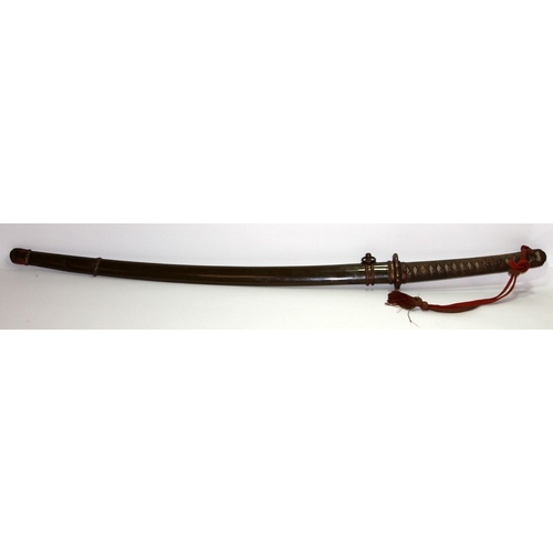 147 - WWII Japanese Army Officer's Shin Gunto sword housed in a metal scabbard with original olive green p... 