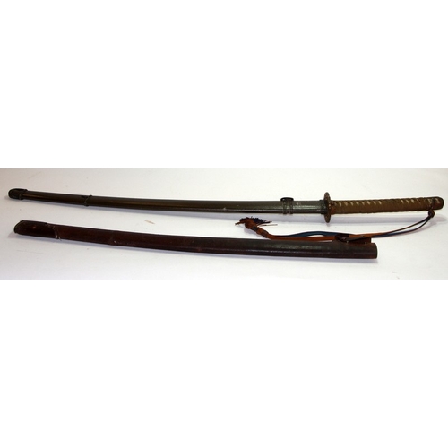 152 - WWII Japanese Army Officer's Shin Gunto sword housed in a metal scabbard with original olive green p... 