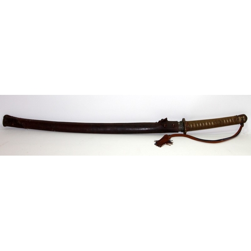 152 - WWII Japanese Army Officer's Shin Gunto sword housed in a metal scabbard with original olive green p... 