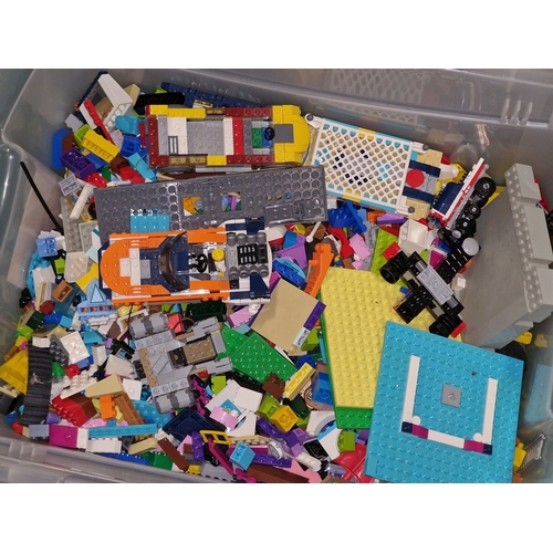 175 - A plastic tub containing a collection of loose Lego bricks etc.