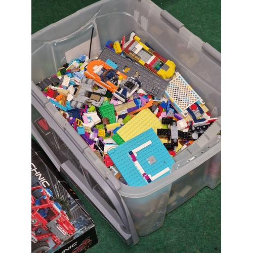 175 - A plastic tub containing a collection of loose Lego bricks etc.