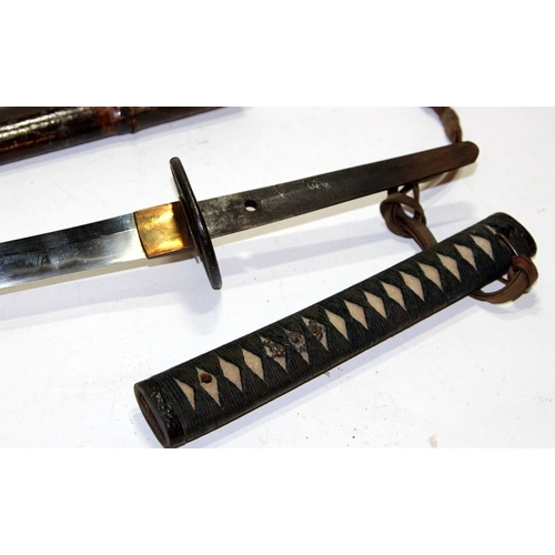 158 - WWII Japanese Army Officer's Shin Gunto sword housed in a leather sheathed lacquer scabbard. Fabric ... 