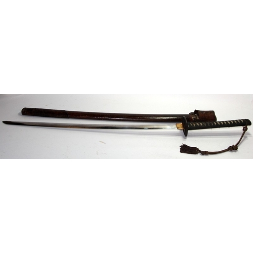 158 - WWII Japanese Army Officer's Shin Gunto sword housed in a leather sheathed lacquer scabbard. Fabric ... 