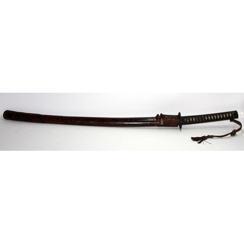 158 - WWII Japanese Army Officer's Shin Gunto sword housed in a leather sheathed lacquer scabbard. Fabric ... 