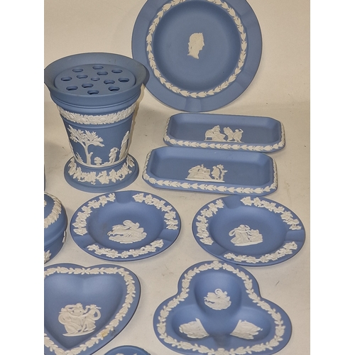 9 - Good collection of blue and white Wedgwood jasperware. Sixteen pieces in all. Appears in good condit... 