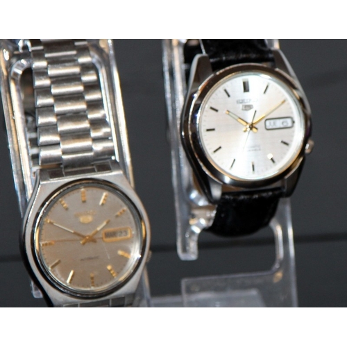 100 - Two vintage Seiko 5 gents automatic watches, 7S26-01V0 with exhibition caseback and 7009-3170. Both ... 