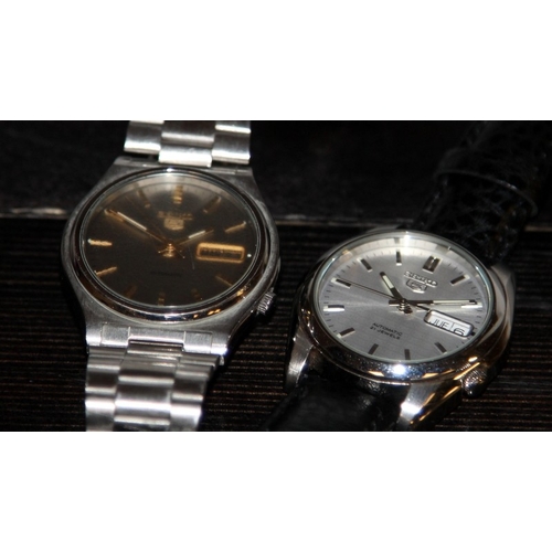 100 - Two vintage Seiko 5 gents automatic watches, 7S26-01V0 with exhibition caseback and 7009-3170. Both ... 