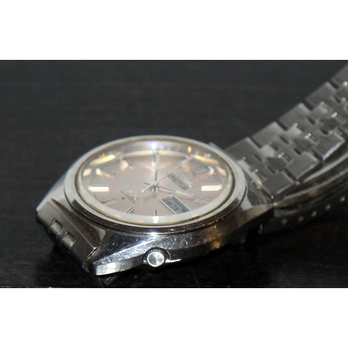 143 - Vintage Seiko Actus 5 gents automatic watch ref:6106-7520. Serial number dates this watch to May 197... 