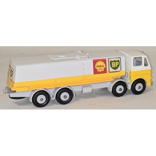 132 - Dinky Supertoys 944 Shell-B.P. Fuel Tanker in very good condition c/w original box.