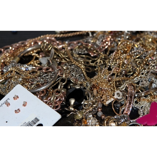 324 - A large bag of mixed costume jewellery