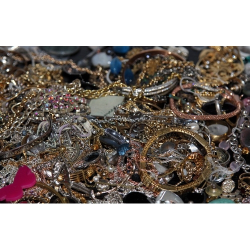 324 - A large bag of mixed costume jewellery