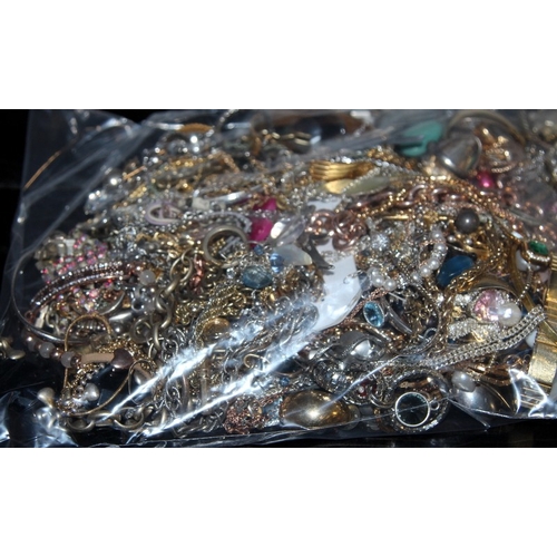 324 - A large bag of mixed costume jewellery