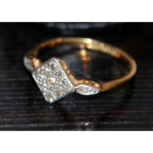 337 - !8ct gold and platinum Art Deco lozenge shaped diamond panel ring size O 1/2. 2.4g