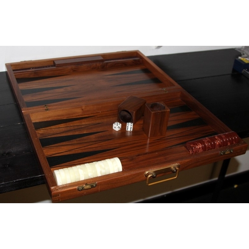 62 - Quality vintage walnut  Drueke's tournament Backgammon board with 2 walnut dice shakers, catalin pla... 