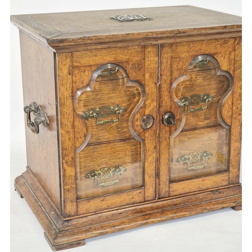 259 - Antique quality Edwardian oak table chest cabinet. Fitted with six drawers all with drop handles. Gl... 