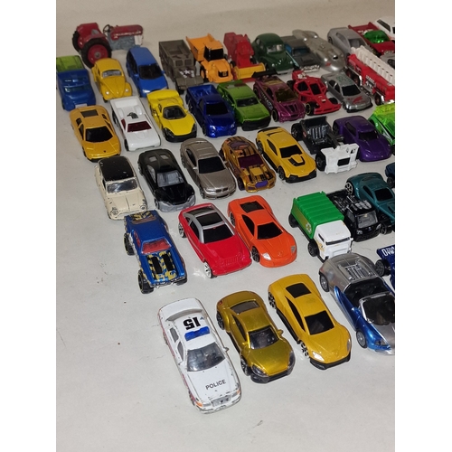 70 - A collection of mainly modern die cast cars to include Hot Wheels and Matchbox