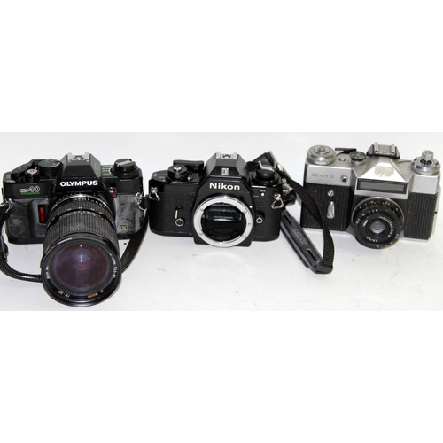 115 - A collection of vintage 35mm film SLR cameras, mostly with lenses, Olympus, Nikon, Minolta etc. Incl... 