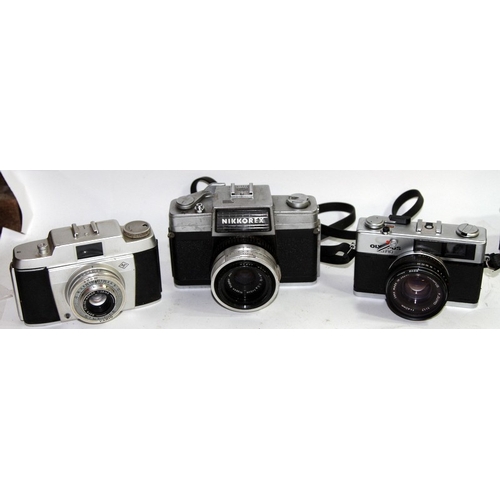 117 - A collection of vintage 35mm compact film cameras including Olympus, Yashica, Nikkorex etc