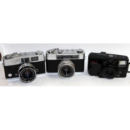 117 - A collection of vintage 35mm compact film cameras including Olympus, Yashica, Nikkorex etc