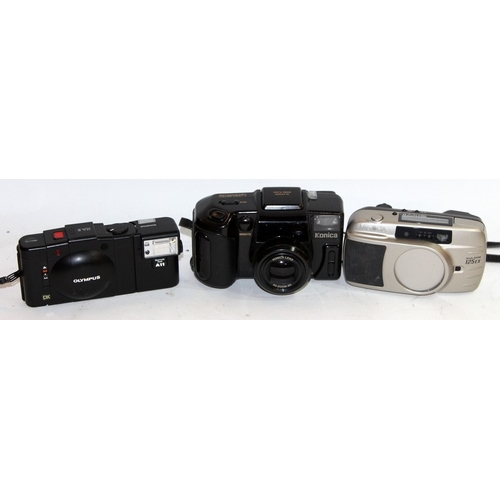 117 - A collection of vintage 35mm compact film cameras including Olympus, Yashica, Nikkorex etc