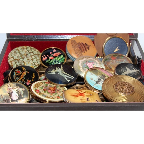 83 - Very large collection of compacts, Strattons, Yeardley, Coty etc. Over 60 in collection including vi... 