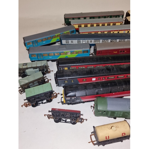 272 - Quantity of loose OO gauge model railway rolling stock and carriages to include Hornby Triang and ot... 