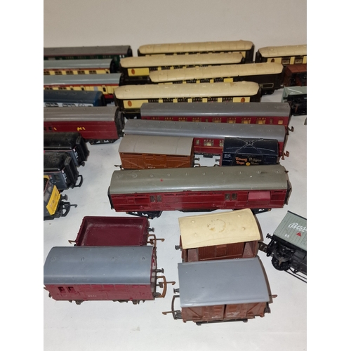 272 - Quantity of loose OO gauge model railway rolling stock and carriages to include Hornby Triang and ot... 