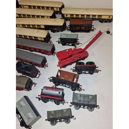 272 - Quantity of loose OO gauge model railway rolling stock and carriages to include Hornby Triang and ot... 