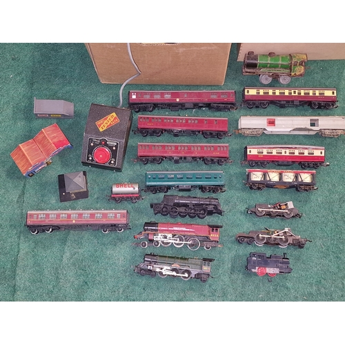 276 - Large collection of mainly OO Gauge model railway to include locomotives, carriages, rolling stock, ... 