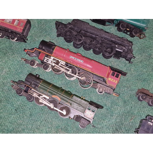 276 - Large collection of mainly OO Gauge model railway to include locomotives, carriages, rolling stock, ... 