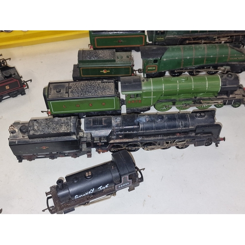 87 - Good collection of loose OO Gauge locomotives and tenders to include Hornby and Triang. Not tested b... 