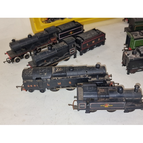 87 - Good collection of loose OO Gauge locomotives and tenders to include Hornby and Triang. Not tested b... 