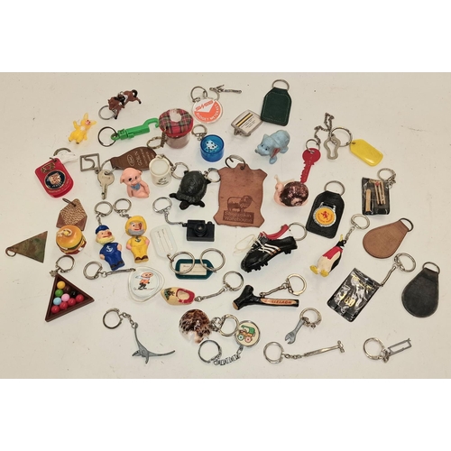 101 - Collection of vintage novelty advertising key rings to include Penguin and Ford Cortina.