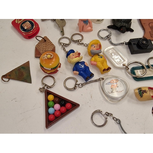 101 - Collection of vintage novelty advertising key rings to include Penguin and Ford Cortina.