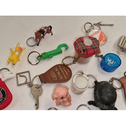 101 - Collection of vintage novelty advertising key rings to include Penguin and Ford Cortina.