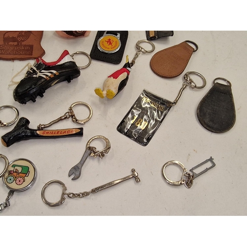 101 - Collection of vintage novelty advertising key rings to include Penguin and Ford Cortina.