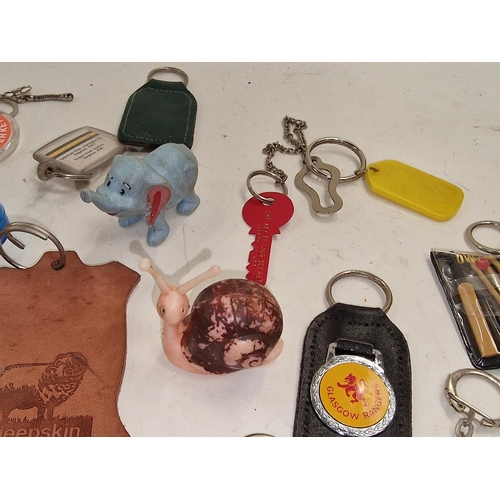 101 - Collection of vintage novelty advertising key rings to include Penguin and Ford Cortina.