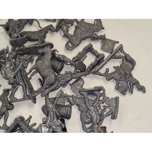 102 - Good quantity of cast lead figures.