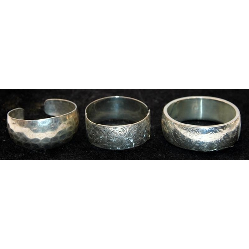 300 - A collection of large sterling silver cuff bangles, all marked .925. Five in lot, total weight 280g