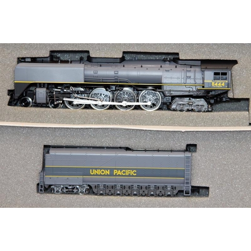 31 - Rivarossi OO gauge locomotive set ref:1572: 4-8-4 FEF 3 '8444' Union Pacific (grey). Boxed