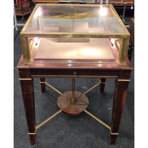 239 - A contemporary mahogany shopkeepers jewellery display case with glazed brass framed top fitted with ... 