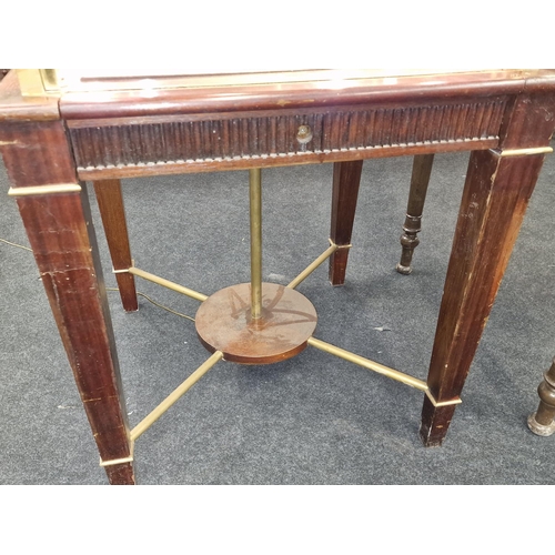 239 - A contemporary mahogany shopkeepers jewellery display case with glazed brass framed top fitted with ... 